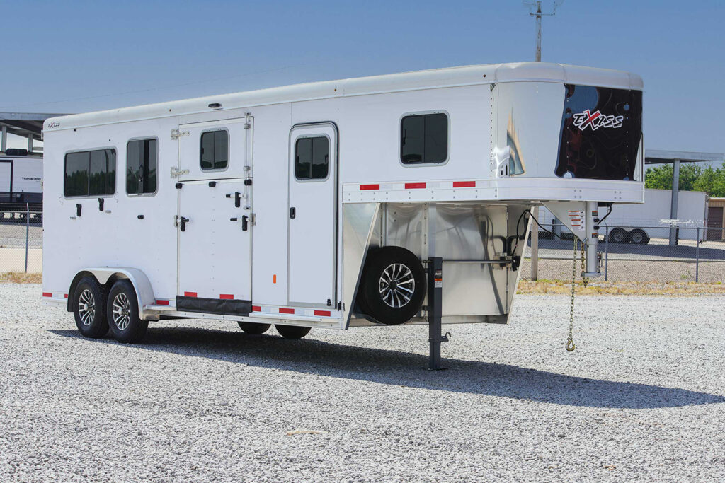 7200 SR 2+1 horse trailer - curbside front