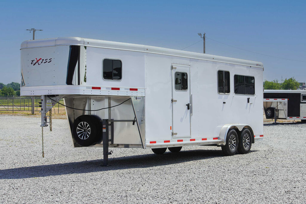 7200 SR 2+1 horse trailer - streetside front