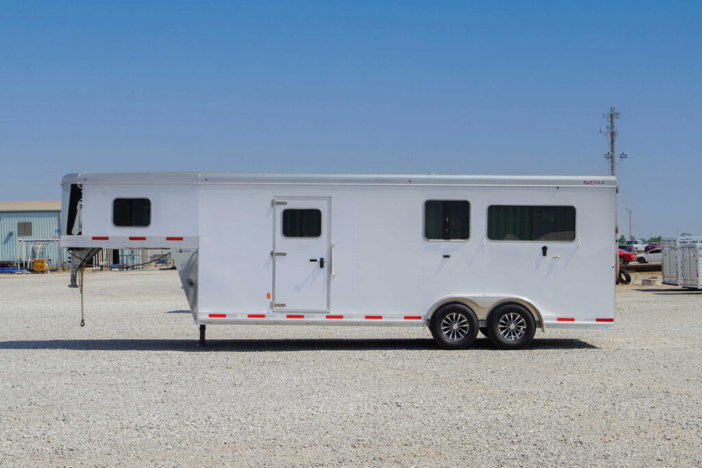 7200 SR 2+1 horse trailer - streetside