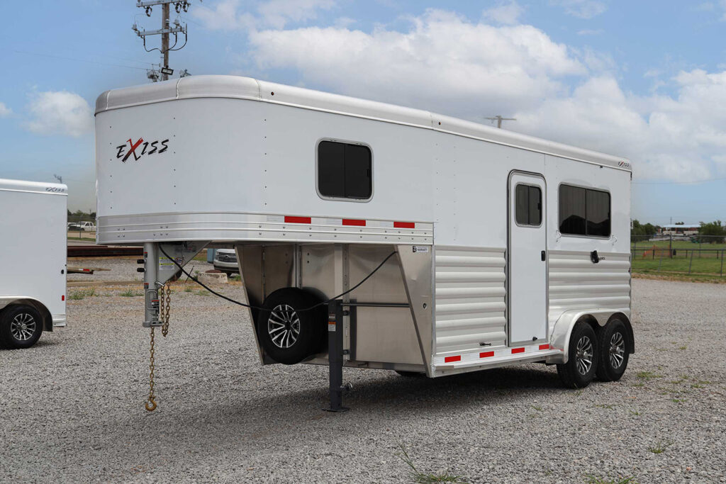 7200 ST straight load horse trailer - streetside front