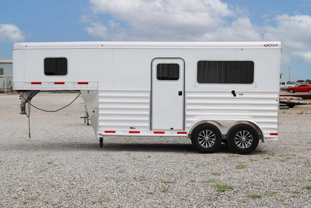 7200 ST straight load horse trailer - streetside