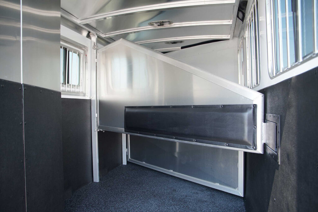 7300 gooseneck horse trailer - horse area