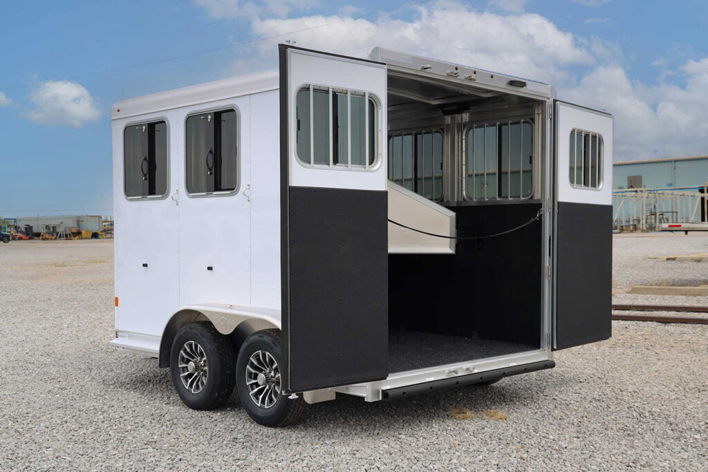 Express BP 2H SS horse trailer - streetside rear open