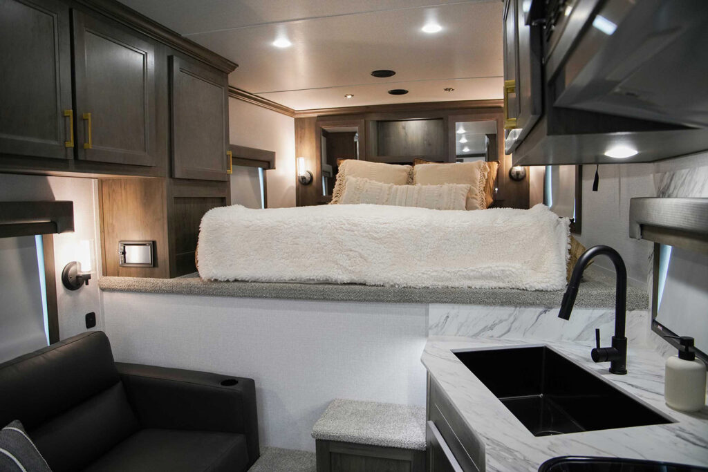 STC 8032 living quarters trailer - bed