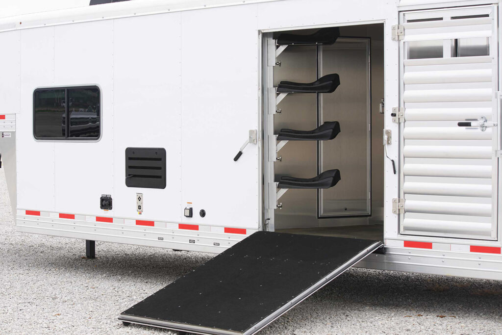 STC 8032 living quarters trailer - side ramp