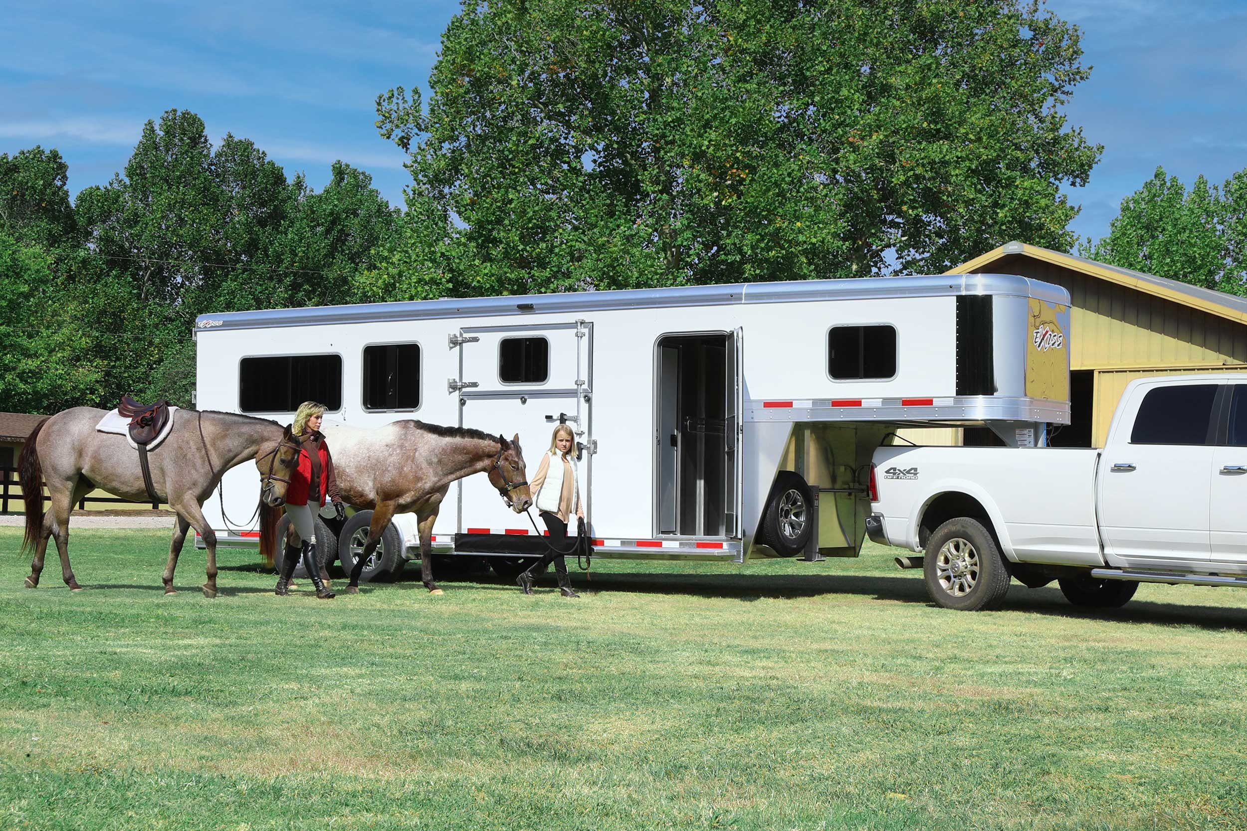 Gooseneck horse trailer straight load