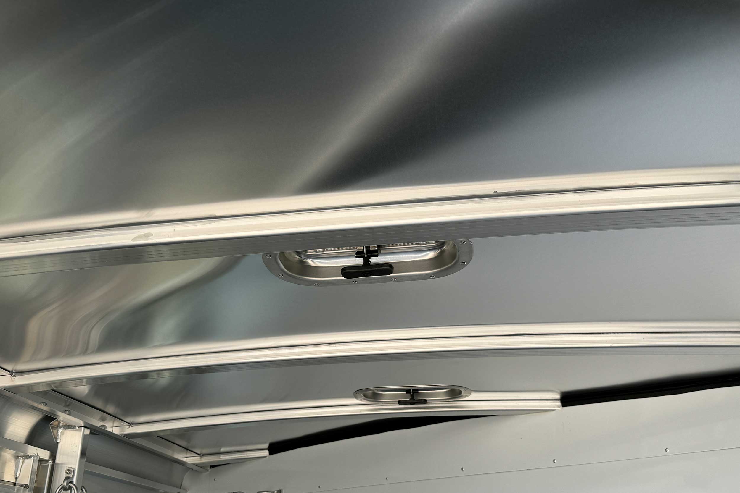 Horse trailer roof vents