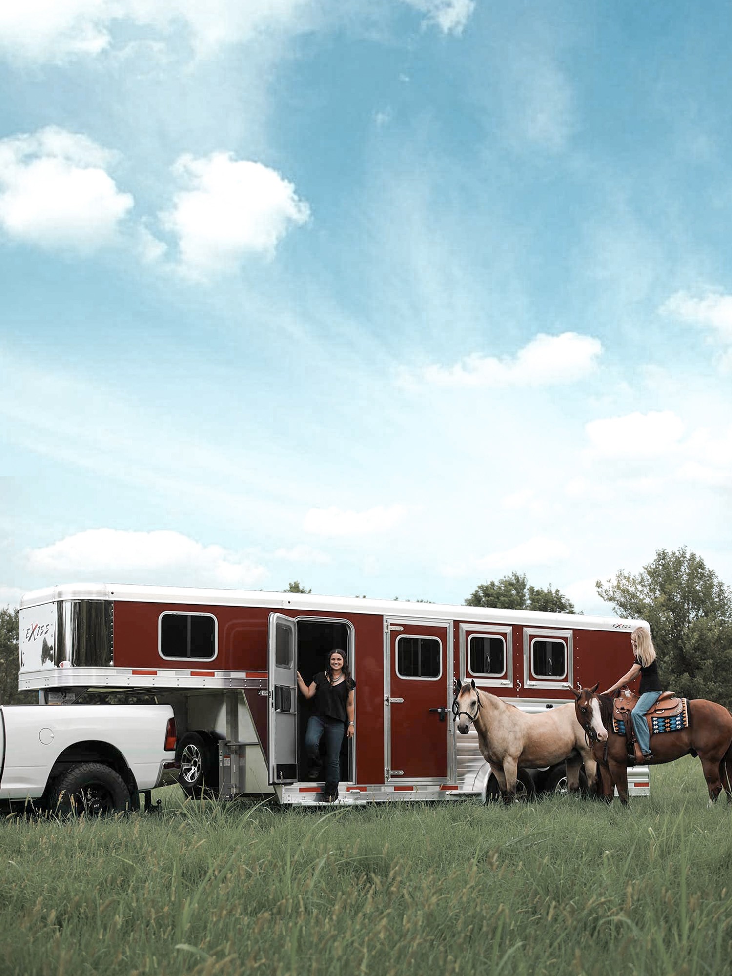 Slant load horse trailer