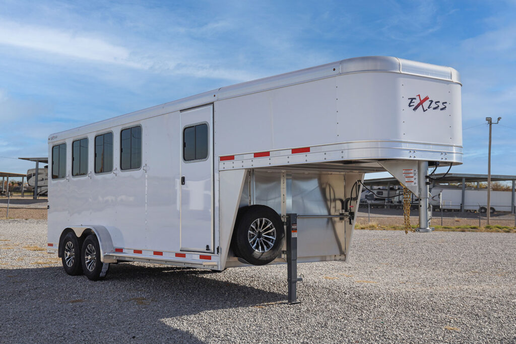 Express 4H SS gooseneck horse trailer – curbside front Express 4H SS gooseneck horse trailer - curbside front