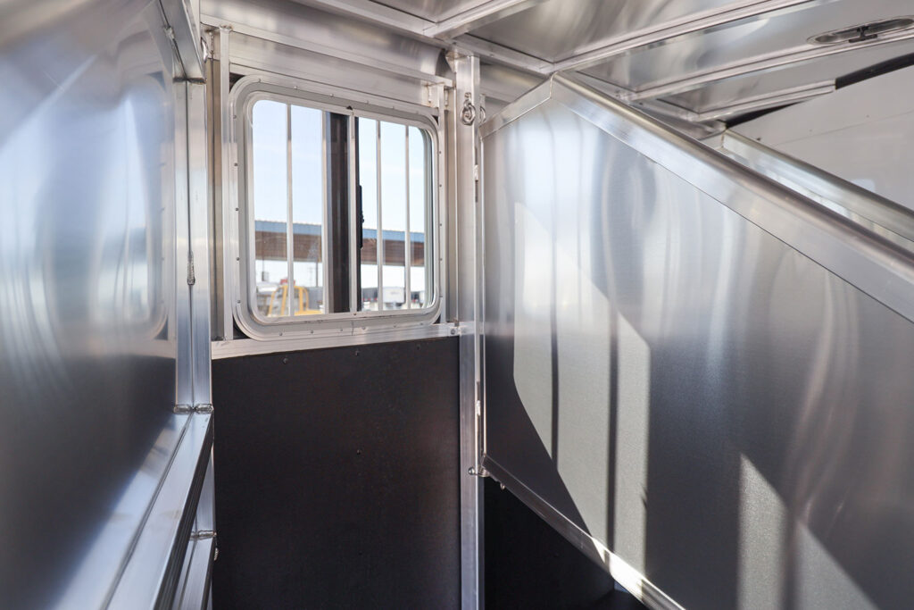 Express 4H SS gooseneck horse trailer – interior Express 4H SS gooseneck horse trailer - interior